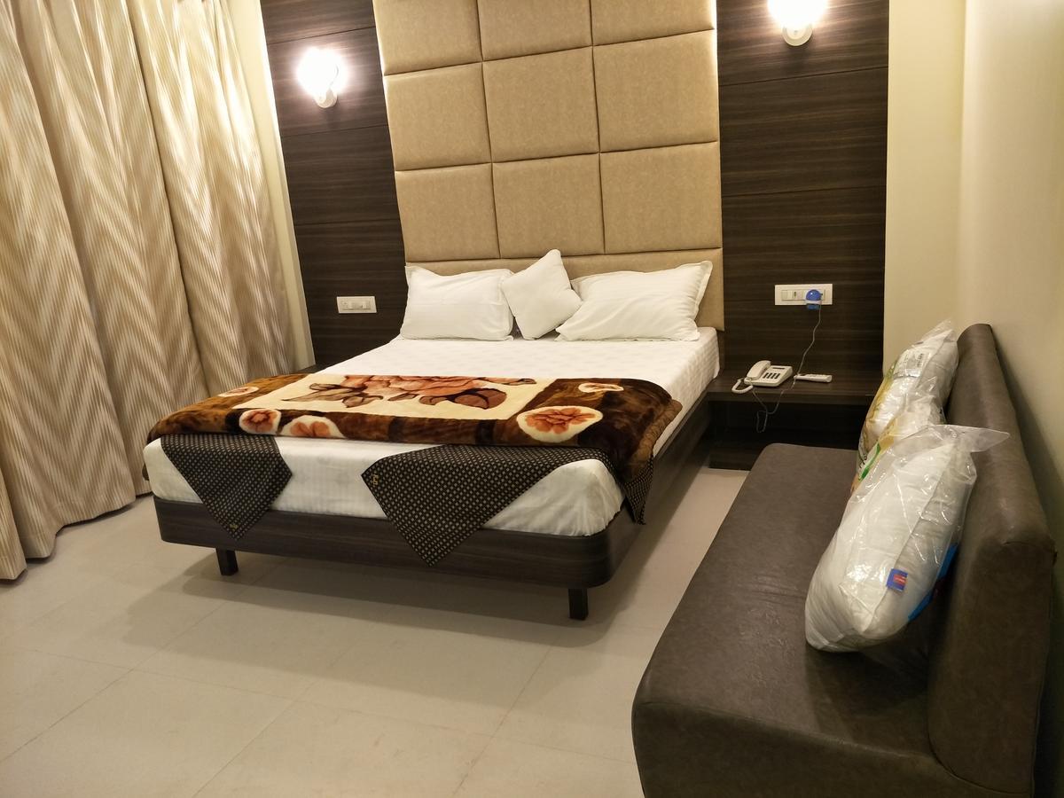 K D Residency Hotel Kalyan Bagian luar foto