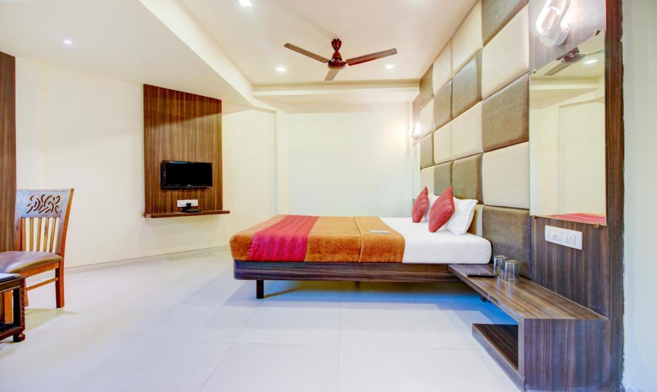 K D Residency Hotel Kalyan Bagian luar foto